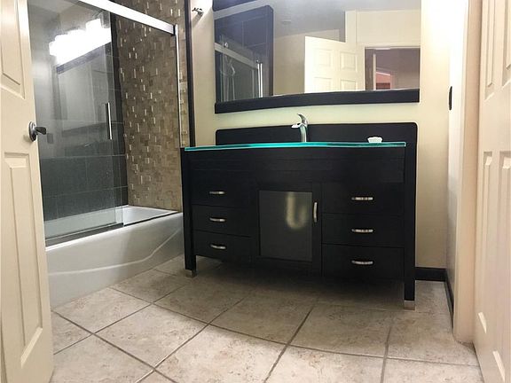 5th image of 17 Stratford Hall Cir