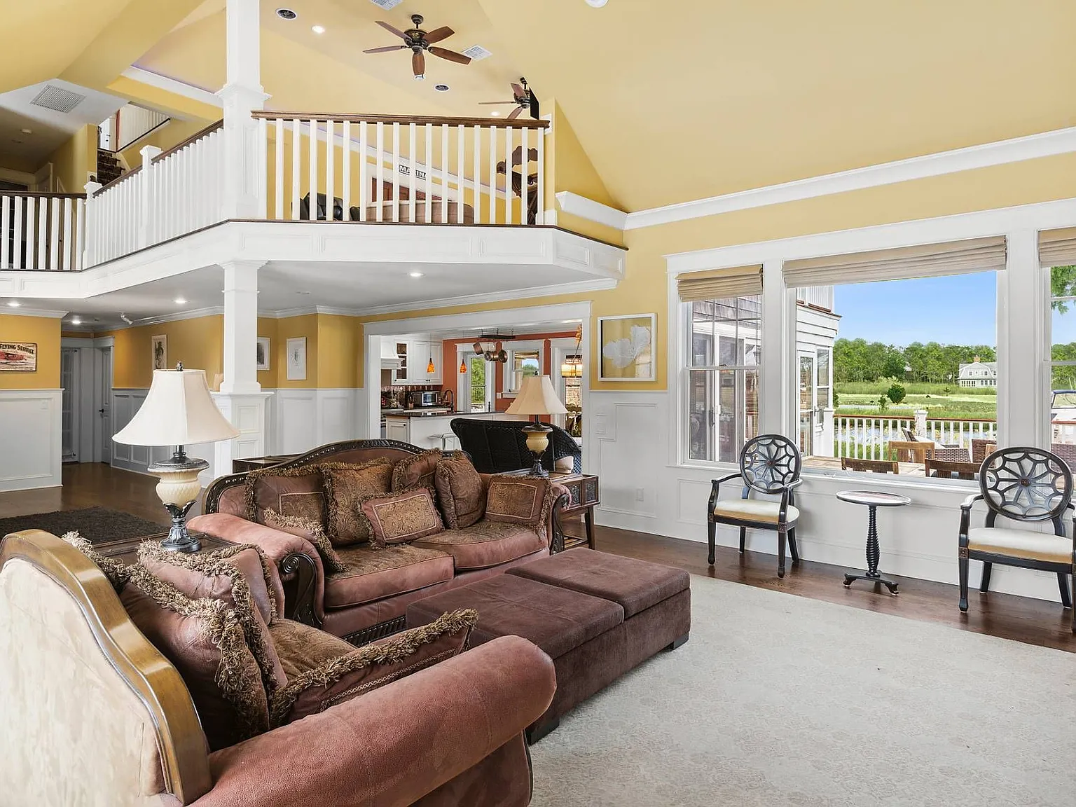 4 bed, 4.0 bath, 3679 sqft — Photo 4