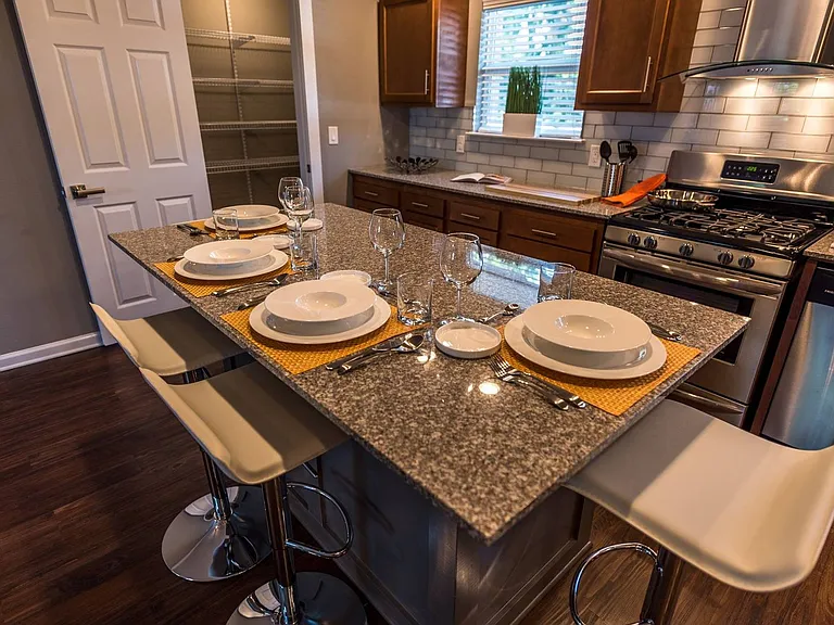 Axiom Apartments — Photo 37