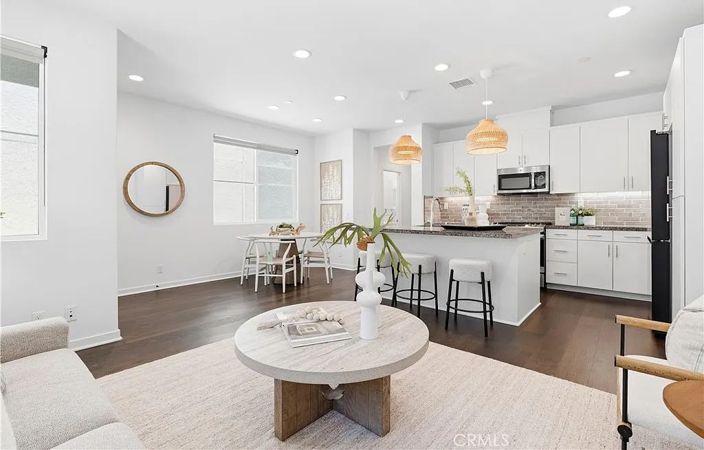 2 bed, 2.5 bath, 1341 sqft, $4,200 — Photo 4