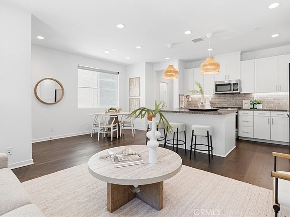 4th image of 441 Potter Way