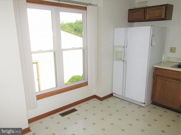 3rd image of 16 Coach Hill Dr