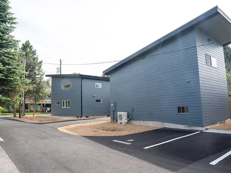 138 NW Hawthorne Ave #A — Photo 23