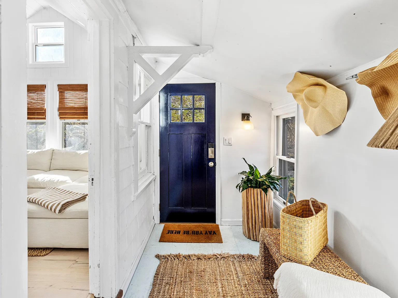 Timeless Charm and Modern Comfort in Southampton Village — Photo 2