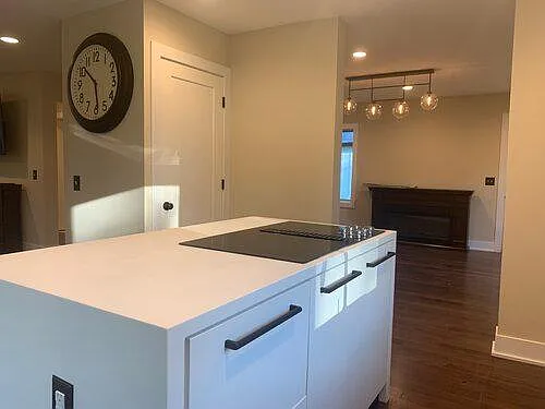 3 bed, 972 sqft, $4,500 — Photo 3