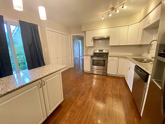 3rd image of 922 Campion Ct