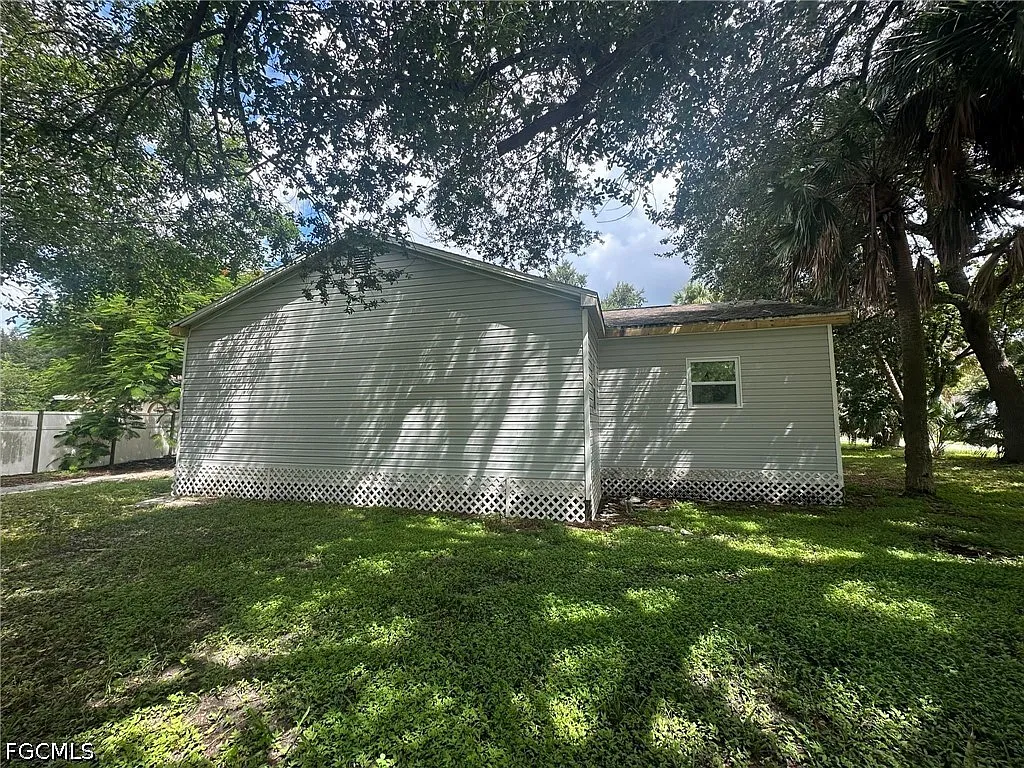 3 bed, 2.0 bath, 1405 sqft, $1,800 — Photo 3