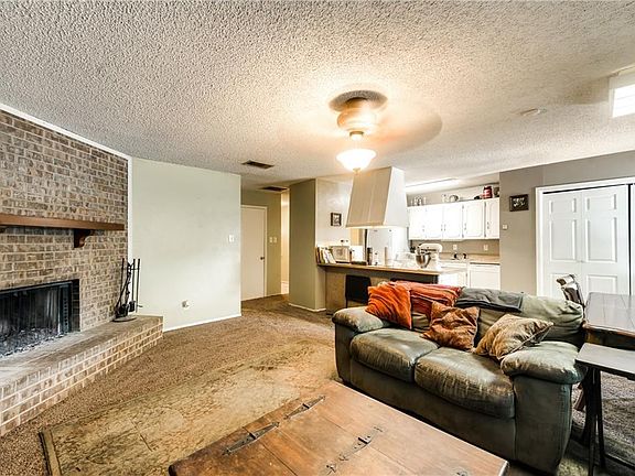 5th image of 553 Meadow St