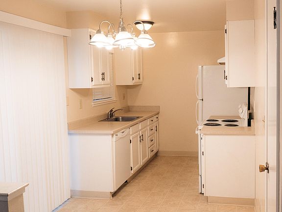 2nd image of 821 Pomeroy Ave Unit 3