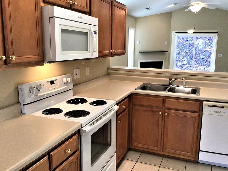 5470 Regent Village Dr — Photo 2