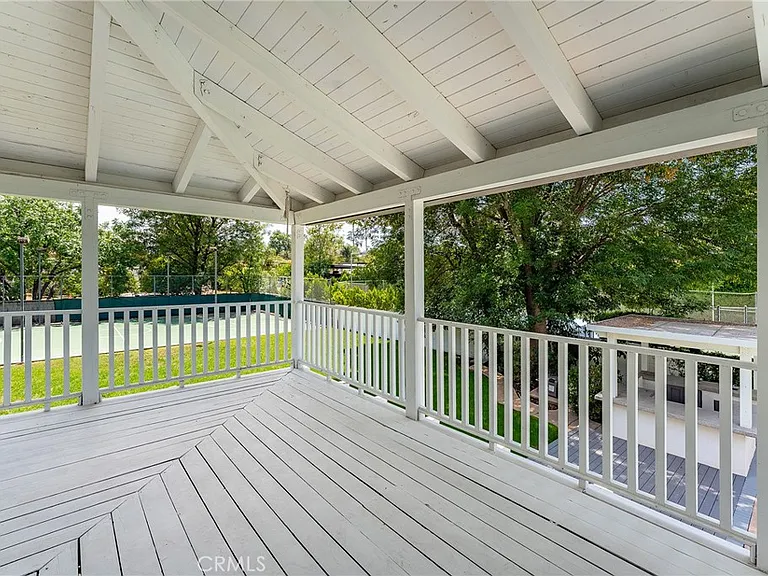 22904 Calvert St — Photo 32