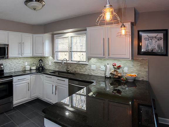 2nd image of 2527 Mallory Ln