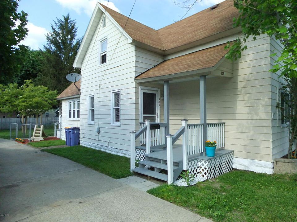 1st image of 909 Richmond St NW