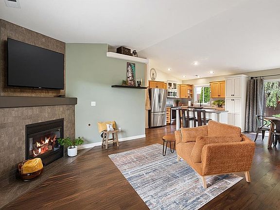 4th image of 1562 Foxglove Ave