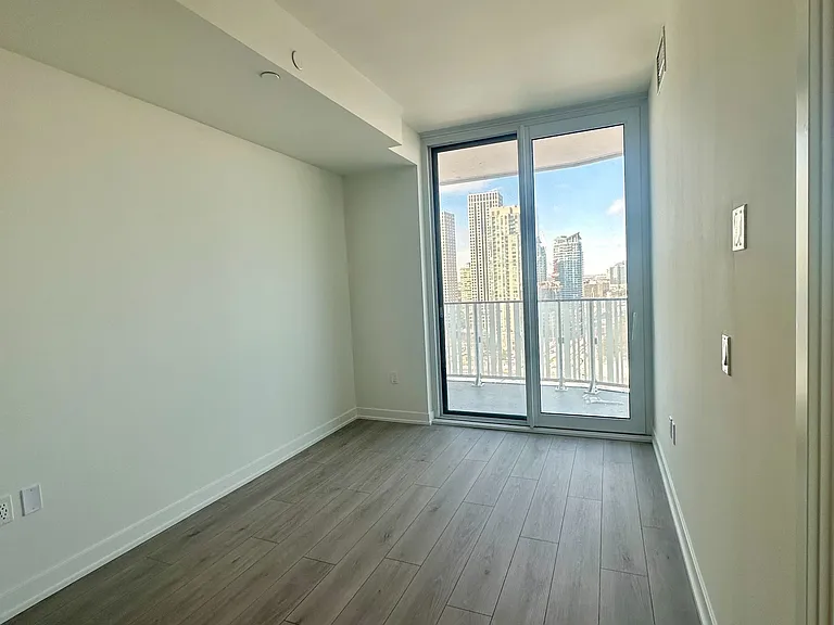 1 Fairview Rd E #1705 — Photo 8