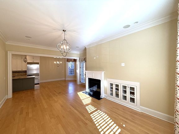 3rd image of 1109 S Kings Dr