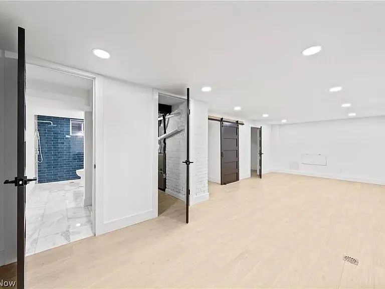 1422 W 77th St — Photo 33
