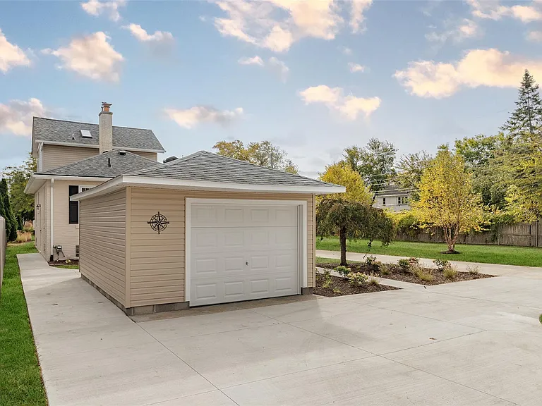 33316 Jefferson Ave — Photo 44