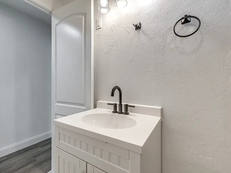 208 E Carson St — Photo 29