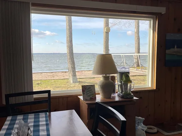 617 Long Point Dr, Houghton Lake, MI 48629