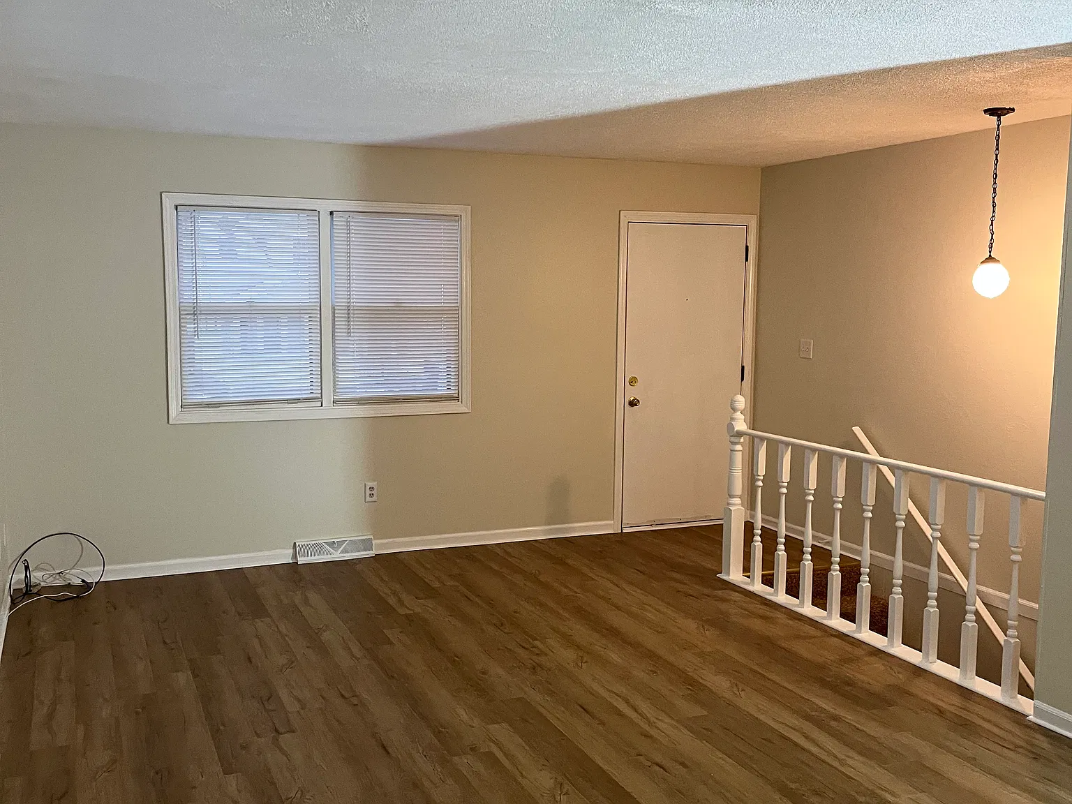 2 bed, 872 sqft, $1,600 — Photo 2