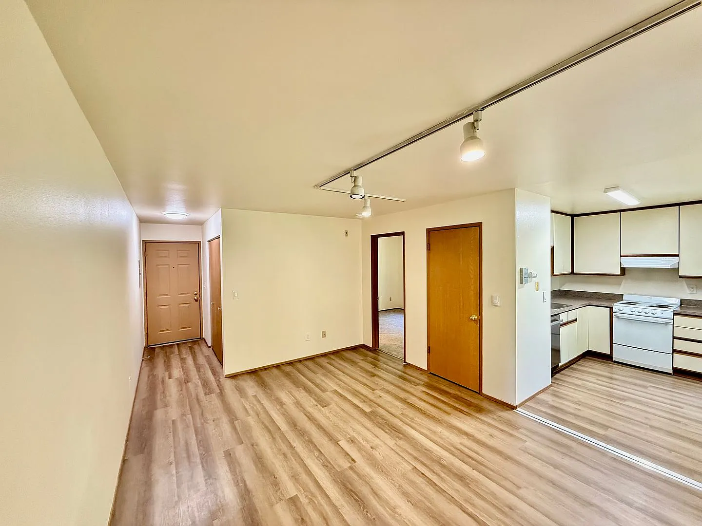UW Trailwood LLC. — Photo 1