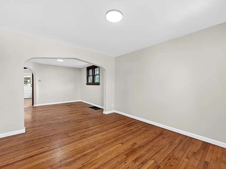 304 Bayless Ave — Photo 7