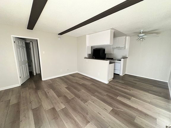 2nd image of 21825 Saticoy St APT 11