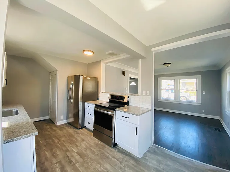 6043 Forest Ave — Photo 2
