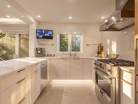 2nd image of 4283 Capilano Rd