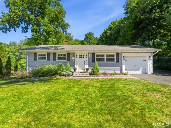 17 Greenbriar Lane, Newtown, CT 06470