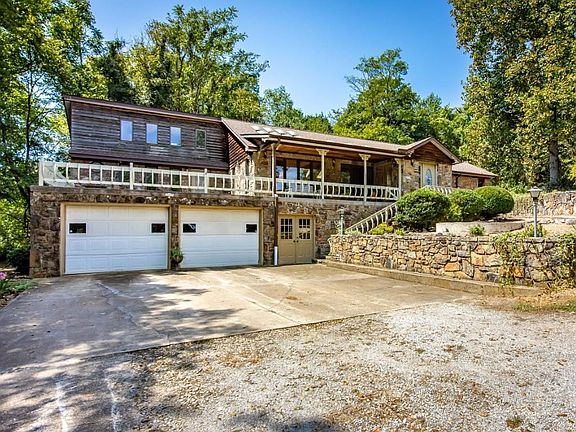 3rd image of 1223 Eagle Point Rd