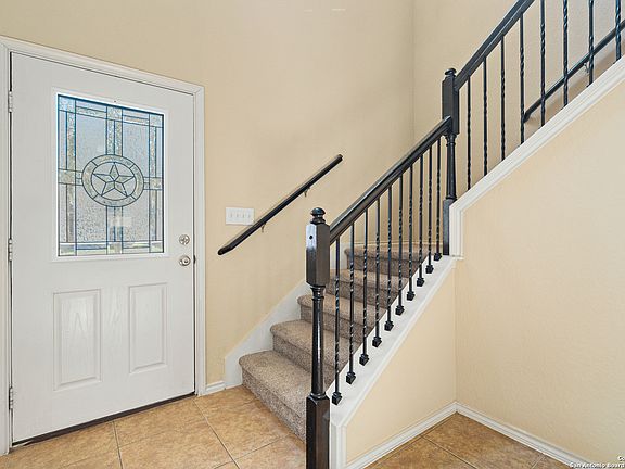 4th image of 10427 Royal Est