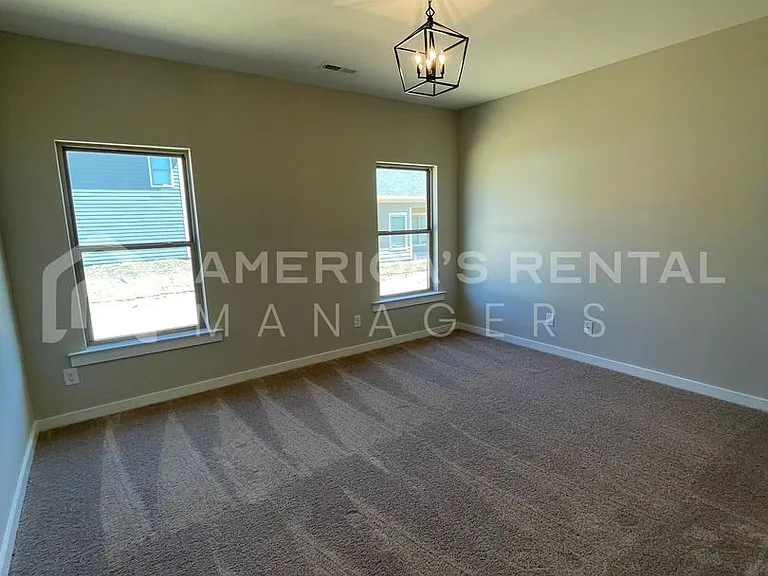 2124 Sullivan Dr — Photo 10