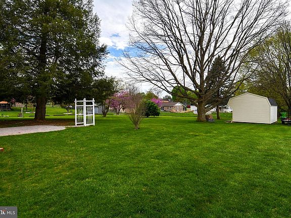 4th image of 17527 Woodlawn Dr