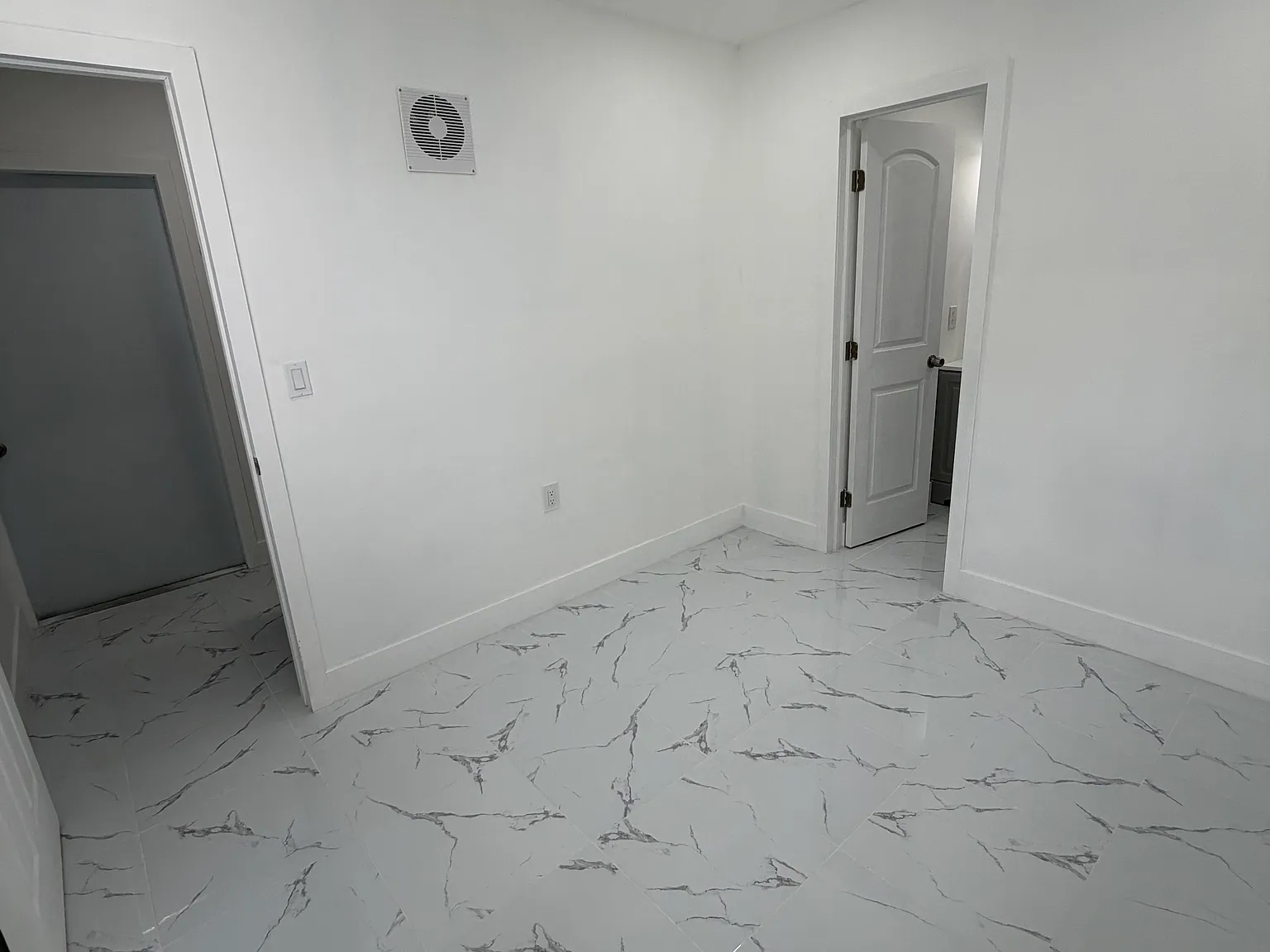 1 bed, 300 sqft, $1,350 — Photo 2