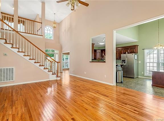 3rd image of 104 Bennington Dr