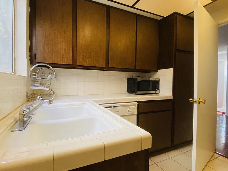 927 W College St #2 — Photo 8