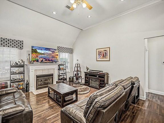 5th image of 306 Savanna Dr