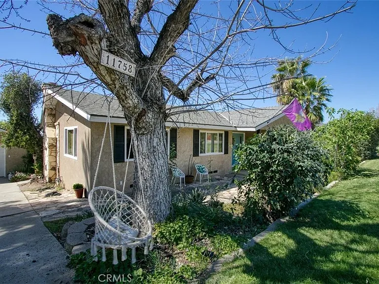 11758 Grant Dr — Photo 3