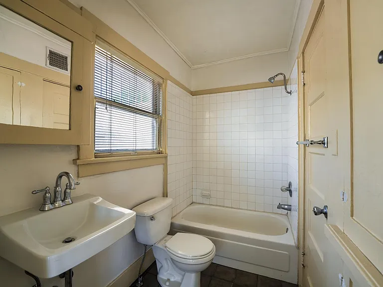 210 E 2nd St #2 — Photo 36