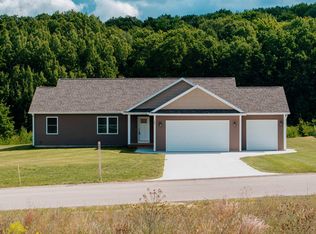 886 Coyote Ln, Traverse City, MI 49696