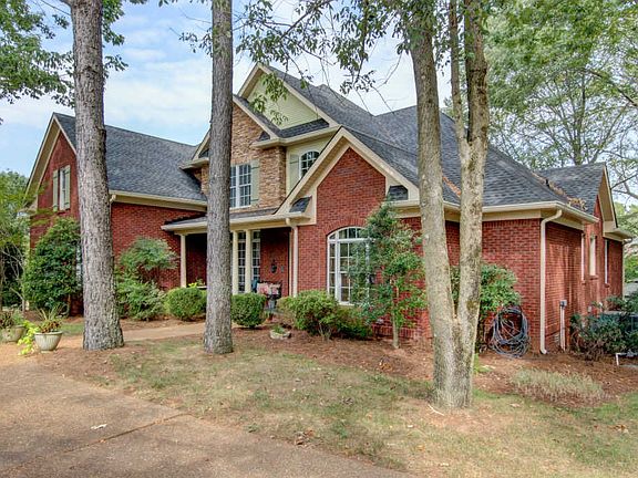 3rd image of 833 Salisbury Way