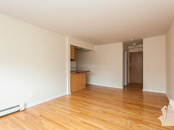 2nd image of 546 W Aldine Ave