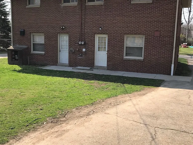 1163 Highland Ave — Photo 3