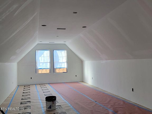 4th image of 210 English Oak Ln