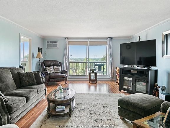 5th image of 3936 Wyandotte St E #704