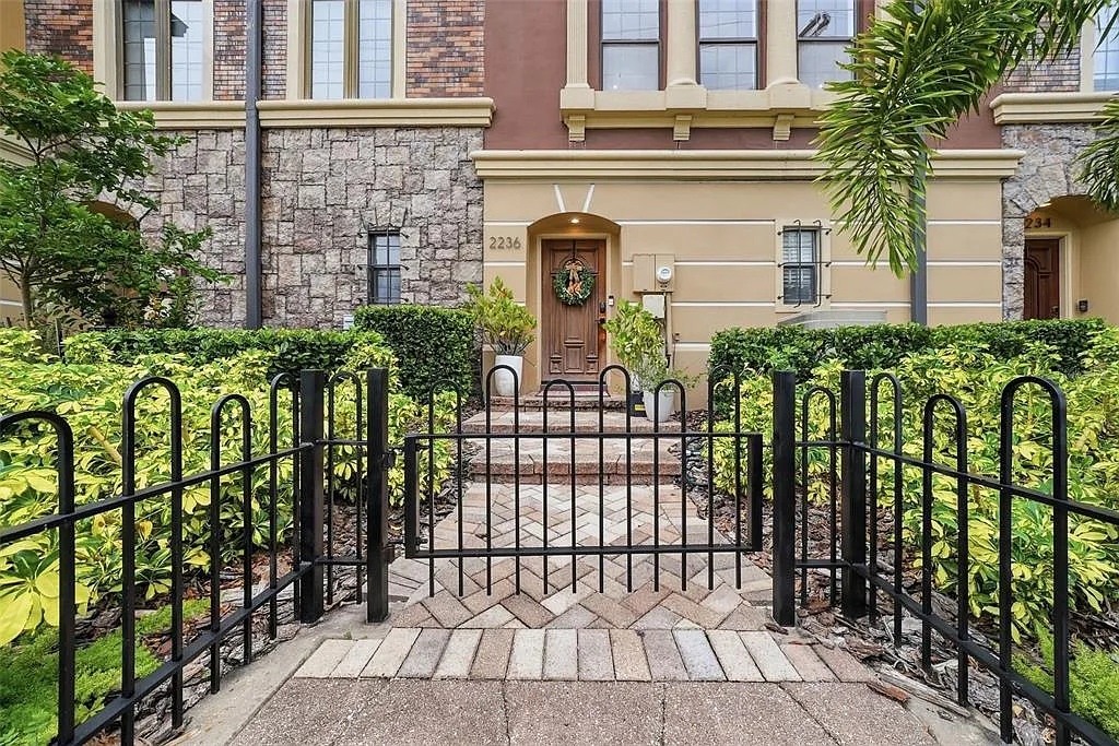 3 bed, 2.5 bath, 2155 sqft, $5,000 — Photo 2