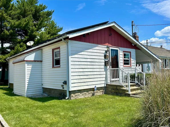 199 Montgomery Avenue, West Babylon, NY 11704