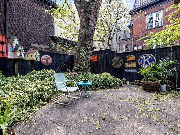 5th image of 264 Waverly Ave